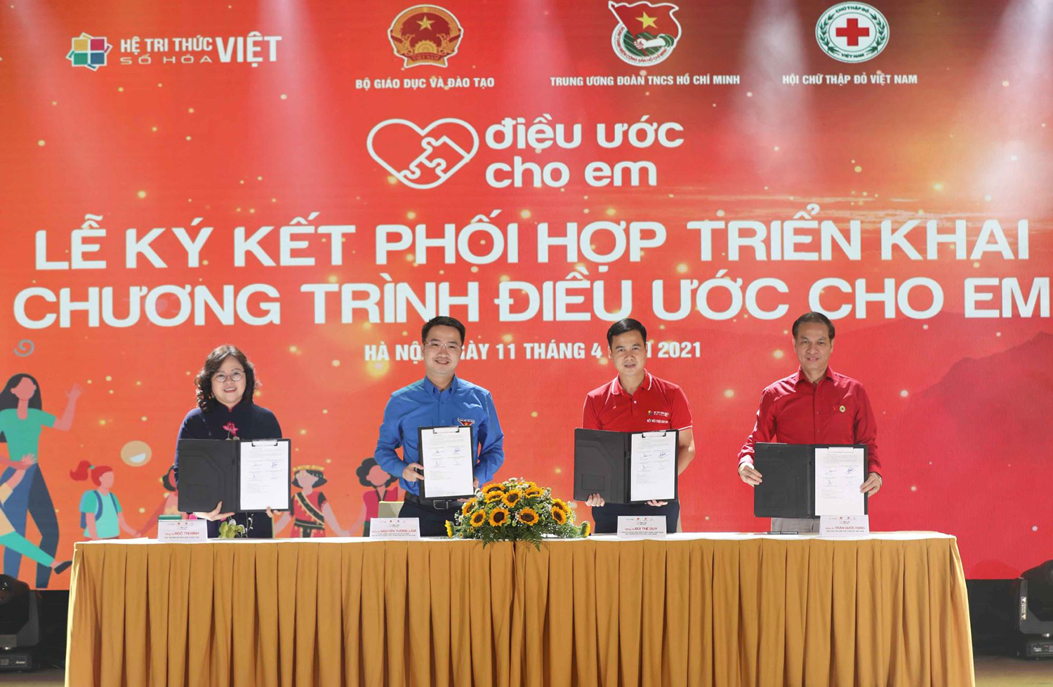 Đại diện Bộ GD&ĐT, Trung ương Đoàn TNCS Hồ Chí Minh, Hội Chữ thập đỏ Việt Nam và Đề án tri thức Việt số hóa ký kết phối hợp triển khai Chương trình'Điều ước cho em'.